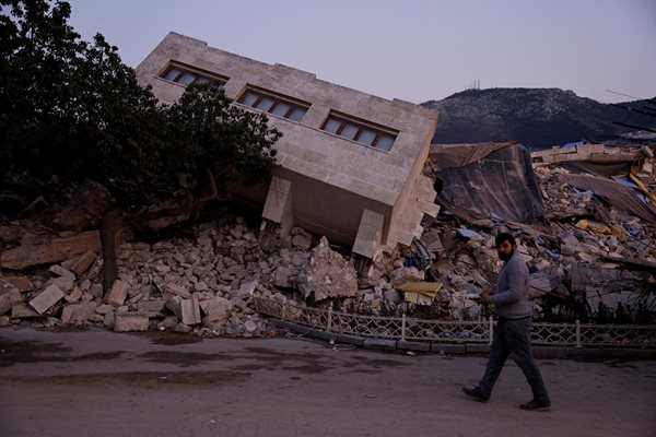 Срутена сграда в Антакия след опустошителните земетресения на 6 февруари СНИМКА: Ройтерс
