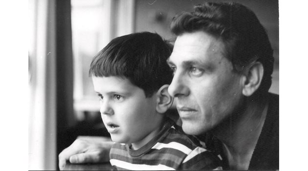 Апостол Карамитев със сина си - снимката, която Момчил случайно открива.