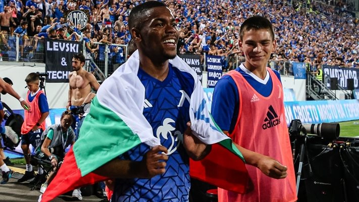Роналдо празнува загърнат с българското знаме след мача