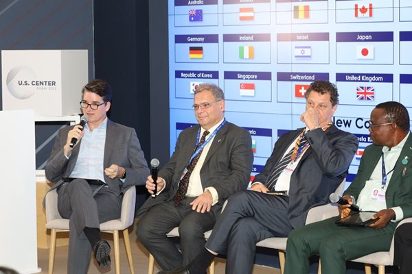 Министърът на околната среда и водите Юлиян Попов (вторият отляво) заедно с представителите на Испания, Нигерия и Коста Рика преди церемонията по подписването на присъединяването към инициативата за въглеродна неутралност на държавните сгради до 2050 г.