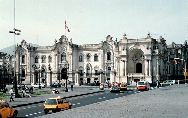 Президентският дворец в Лима. В Перу почти никой не счита за нужно да спазва правилата за движение по пътищата.
СНИМКА: “24 ЧАСА”