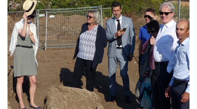Френският посланик г-н Ерик Льобедал посети археологическия комплекс край Созопол, в който през септември работеха български и френски изследователи.
