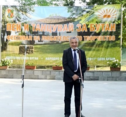 Валери Симеонов като вицепремиер открива фестивала на любителското творчество в с. Бутан. Снимка: Автора