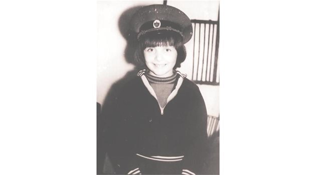 Елеонора Димитрова с офицерската шапка на батко си. Един от редките случаи, когато младият офицер е успял да прескочи до близките си във Варна.