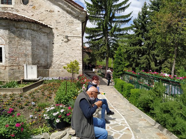 Много богомолци ходеха в манастира заради красивите му градини.