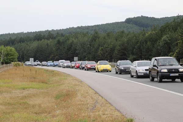 Натоварен трафик преди влизане в София от магистрала "Тракия"