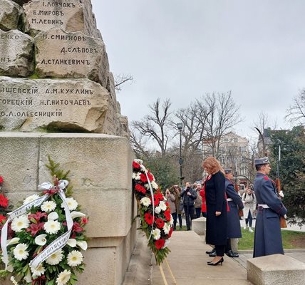 Вицепрезидентът Илияна Йотова участва в традиционното поклонение пред Докторския паметник в София
Снимка: Президентството