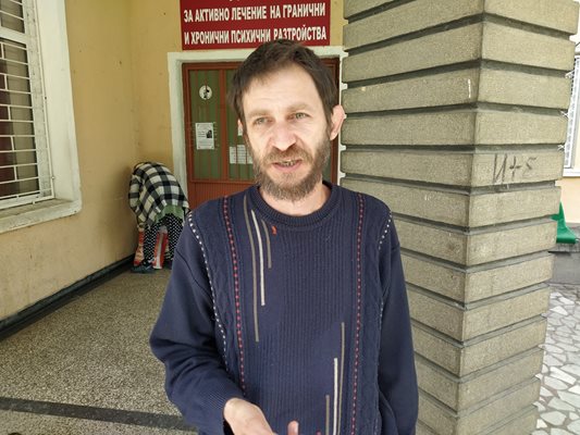 Бившият приятел на Танева Боян Граховски също дойде пред психодиспансера да подкрепи Галя.