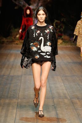 Модел дефилира с пуловер, на който има щампа на ледеб, на ревюто за студено време на Доменико Долче и Стефано Габана по време на Седмицата на модата в Милано.