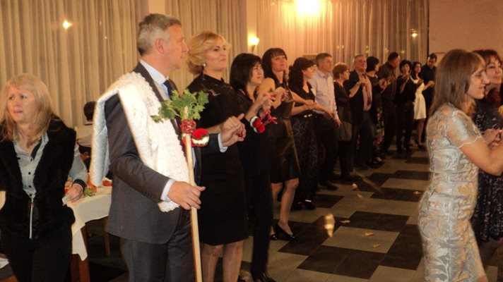 Кметът на Разлог Красимир Герчев и съпругата му Ирина поведоха хорото.