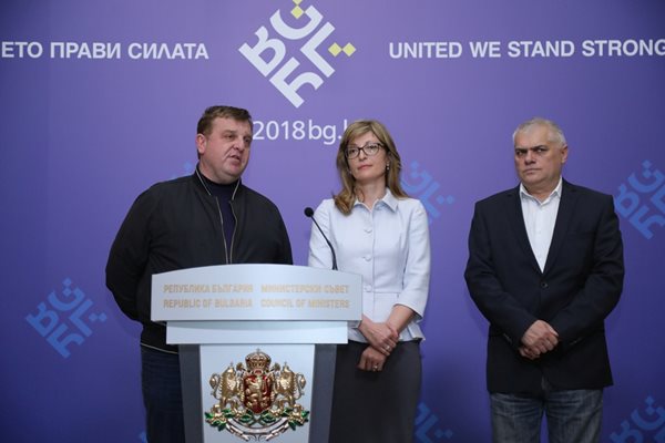 Министрите Красимир Каракачанов, Екатерина Захариева и Валентин Радев съобщиха позицията на правителството за ситуацията в Сирия.