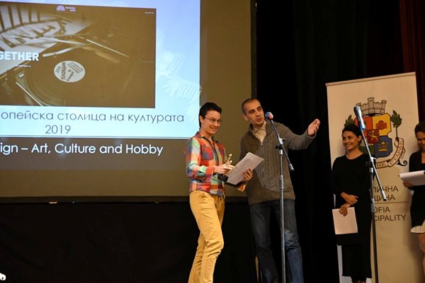 д-р Тодор Чобанов, Заместник-кмет на Столична община връчва награди на победителите в конкурсната част