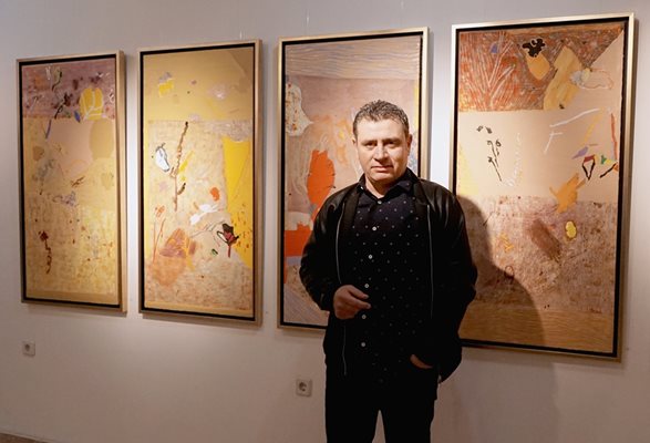 Димитър Петров в галерия “Средец” пред част от картините си.