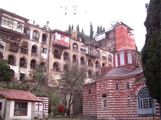 Ремонтират старата част на Зографския манастир. 
СНИМКА: АВТОРЪТ