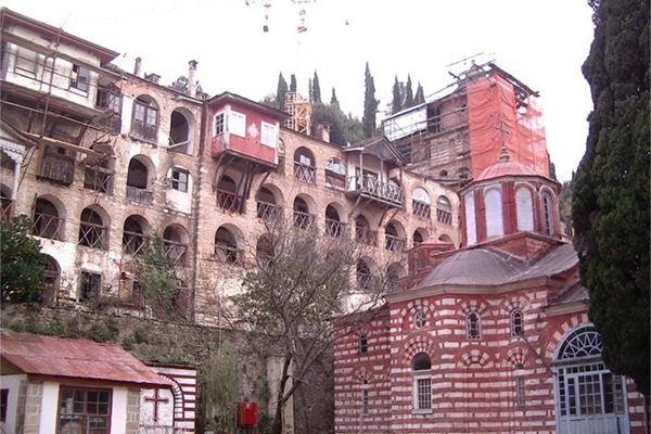 Ремонтират старата част на Зографския манастир. 
СНИМКА: АВТОРЪТ