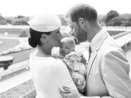 “Хари, Меган и Арчи винаги ще бъдат силно обичани членове на семейството”, посочи в изявлението си бабата на Хари кралица Елизабет II.