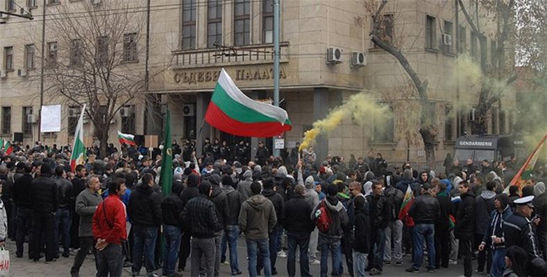 Бунтът започна пред Съдебната палата в Пловдив.
