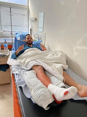 Халфът на “Левски” Симеон Славчев показва, че е окей след операцията.  Снимка: фейсбук на футболиста