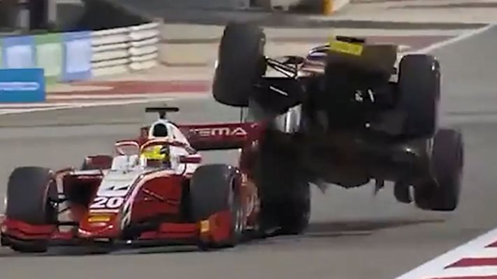Рой Нисани "яхна" болида на Мик Шумахер в петъчната квалификация.