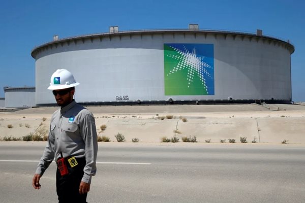 Министерството на енергетиката на Саудитска Арабия съобщи днес за атака с дрон на петролни резервоари на саудитската петролна компания "Сауди Арамко" в пристанището Рас Танура