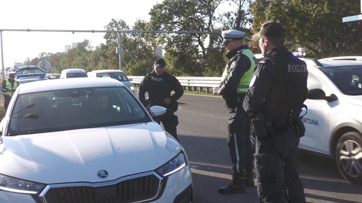 Всички изходи на Бургас бяха блокирани по време на полицейската акция на 12 октомври. СНИМКА: МВР