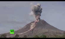 Планина Синабунг бълва горещи облаци от пепел в Индонезия