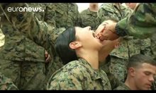 Укротяване кобри и пиене на кръвта им. Американски морски пехотинци се учат, как се оцелява в джунглата