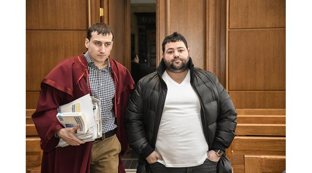 Прокурорът по делото Виктор Тарчев и простреляният през 2015 г. Януш в съдебната зала. СНИМКА: БУЛФОТО