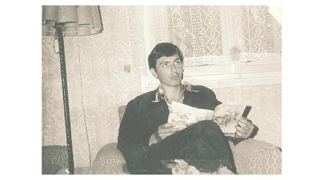 Маргарит Димитров с книга в ръка. Почти всичките си пари даваше за литература - специализирана, художествена, политическа, казва сестра му. 
СНИМКА: СЕМЕЕН АРХИВ 
