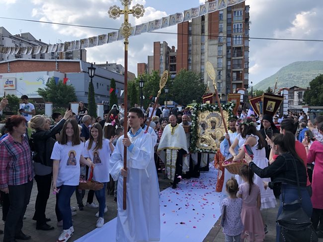 Посрещане на иконата в църквата 