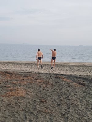 Двамата ентусиасти влизат в морето. Снимка:фейсбук