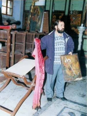 1990 г. Храм “Свети Георги” в Одрин. Двамата с Александър Чъкърък разглеждаме единствените запазени надгробни плочи на български офицери, загинали в Одрин.