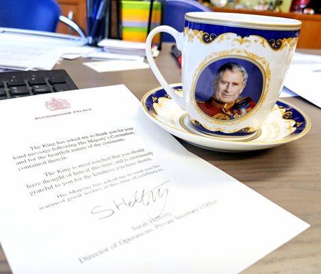 Чашата за чай с лика на краля, купена от двореца в Кенсингтън, и писмото.