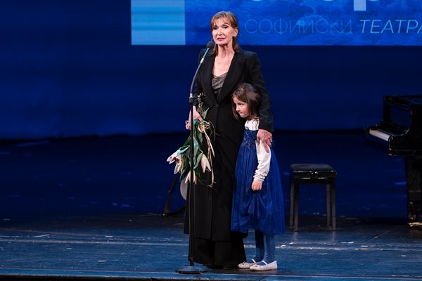Мария Каварджикова излезе с внучката на сцената