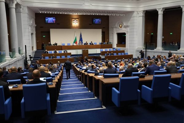 Извънредното заседание на парламента зацикли, търси се докладът за "Боташ"