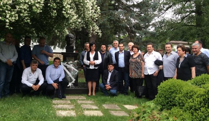 Корнелия Нинова и депутати от БСП пред паметника на Тодор Живков в родния му дом в Правец.