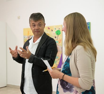 Людмил Георгиев обяснява как е създадена изложбата “Живопис и графика”.