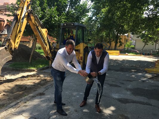 Градоначалникът Иван Тотев /вдясно/ и кметът на "Централен" Георги Стаменов дадоха старт на строителството в детска градина "Снежанка".