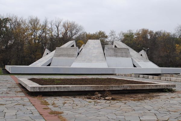 Братската могила от години стои под ключ. 