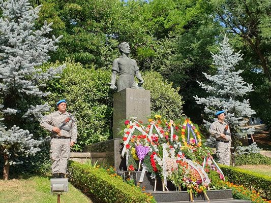 Монументът на Левски в Пловдив беше отрупан с венци и цветя.