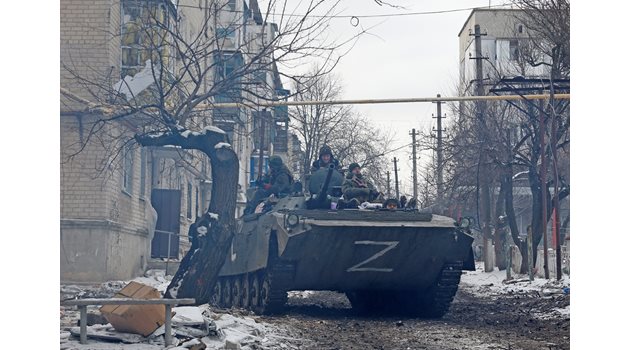 Руски танк в Донецк с характерния символ Z върху него. СНИМКА: РОЙТЕРС