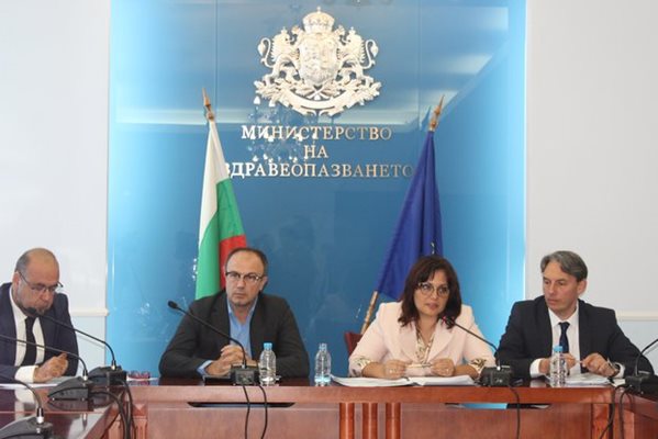 Министър Асена Сербезова (в средата) и членовете на нейния екип обявиха общите задължения на държавните  болници.