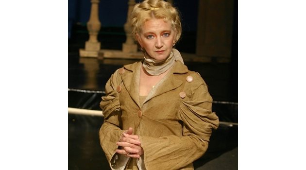 Добринка се превъплъщава в десетки роли през живота си.