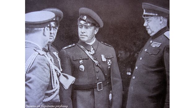 СРЕЩА: Главнокомандващият IIІ украински фронт маршал Толбухин (вдясно) и ген. Вл.Стойчев, командващ Първа българска армия, в гр. Сегетвар, март 1945 г.