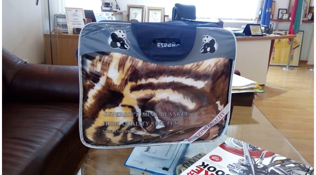 Тигровото одеало остана в кметския кабинет. Снимки: Авторът