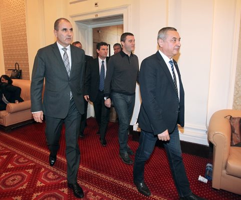 Цветанов, Симеонов и Зеленогорски излизат посърнали от стаята на депутатите от ГЕРБ, за да съобщят изненадващо, че кабинет няма да има.