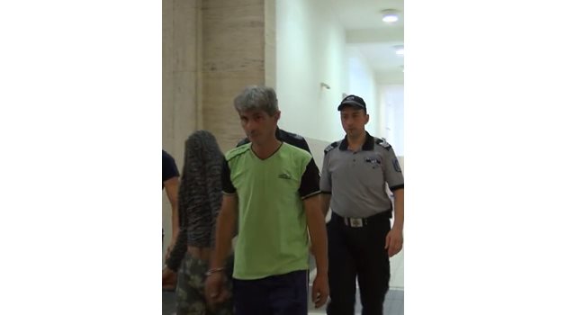 Съдът остави Велинов (със зеленото) в ареста.