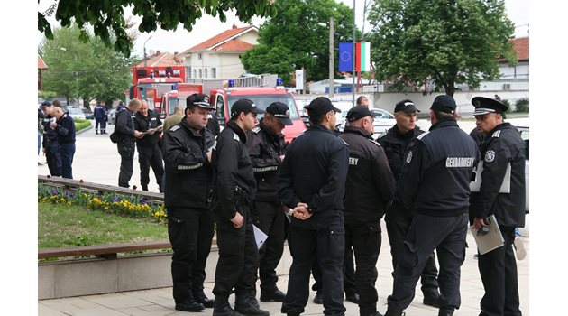 Нашествие на полицаи стресна жителите на Раковски: Снимки: Евгени Цветков