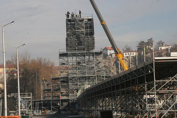 Затрудненията в трафика, които създаде кулата, ще продължат. Булевар"Цар Борис Трети" няма да бъде отворен на 17-и. Снимка: Евгени Цветков