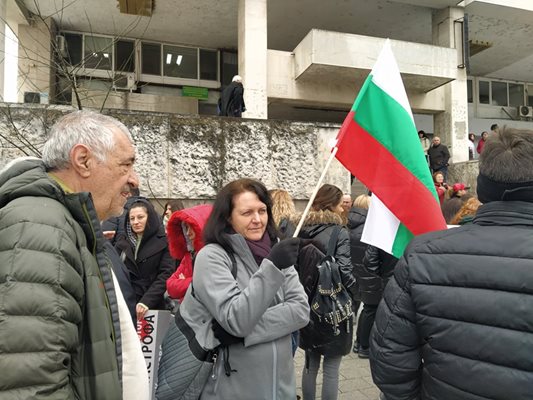 Знамена се веят на протеста пред РИОСВ.